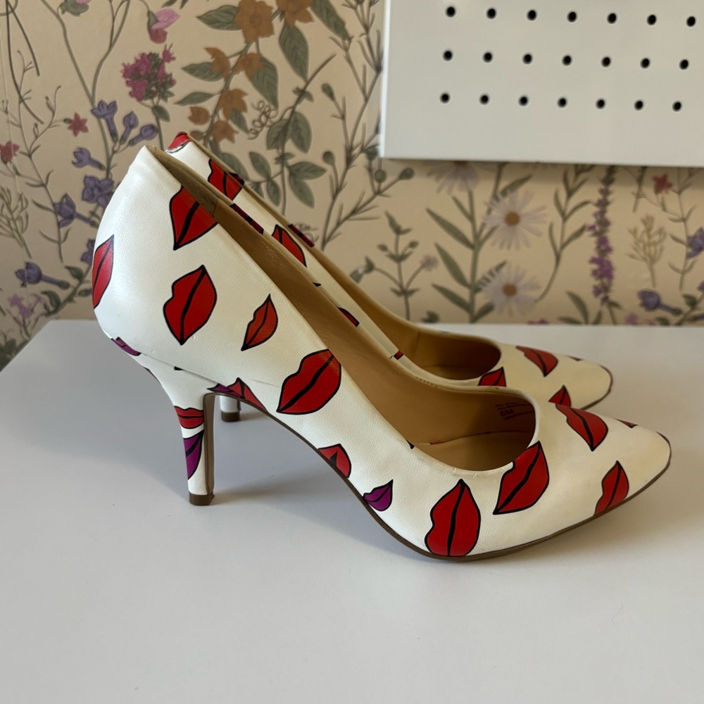💋 KISS/LIP HEELS